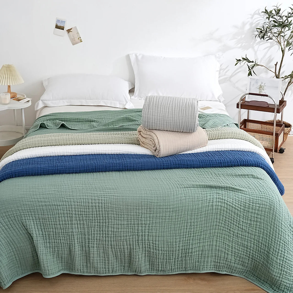 Couvertures Oniria de plusieurs couleurs sur un lit
