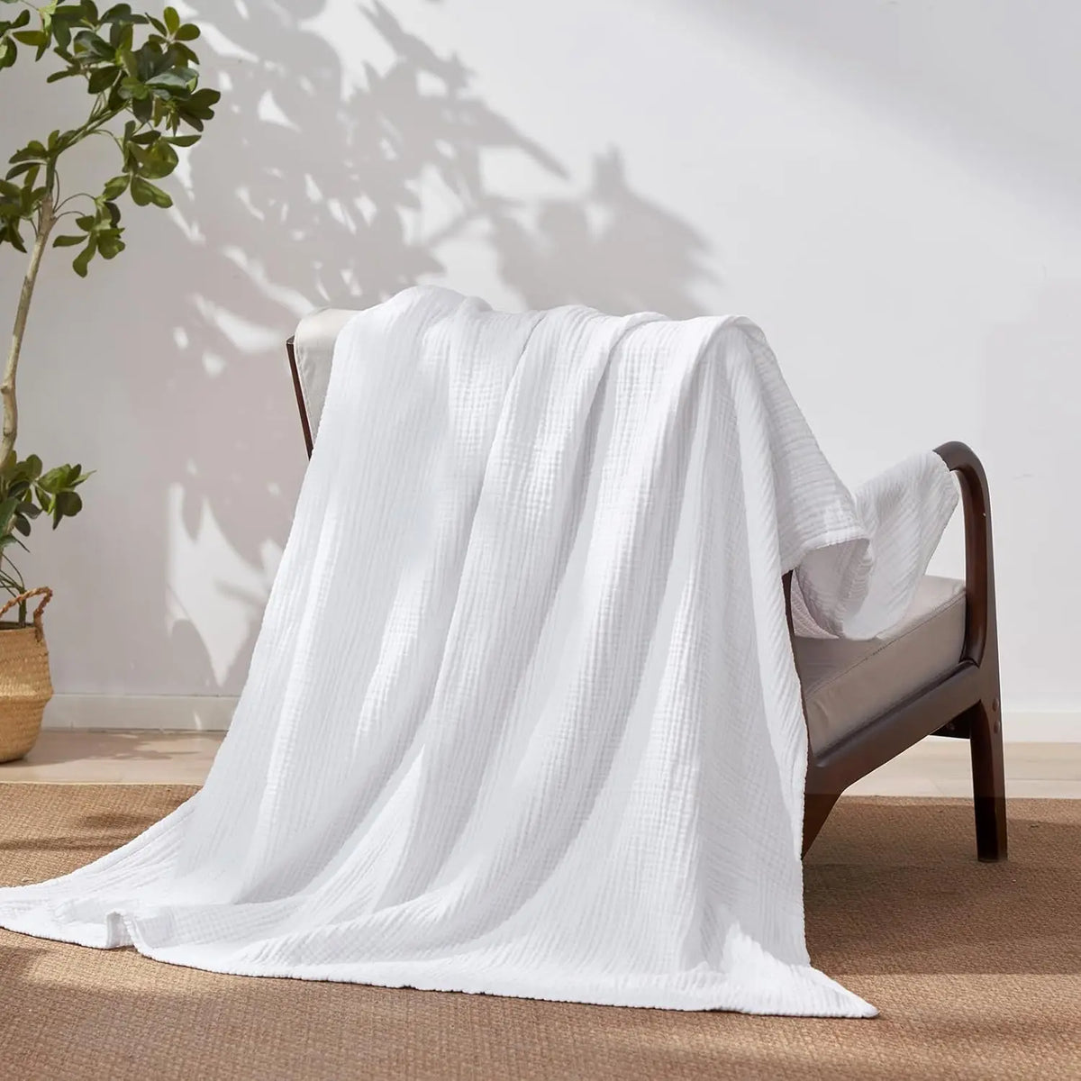 La Couverture Oniria en Nuage sur un fauteuil
