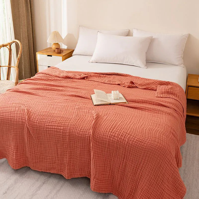 La Couverture Oniria en Argile sur un lit