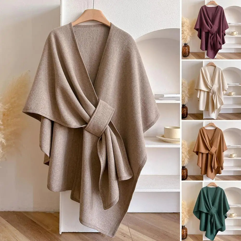 Le Châle Oniria en Taupe sur un cintre, et quatre autres couleurs