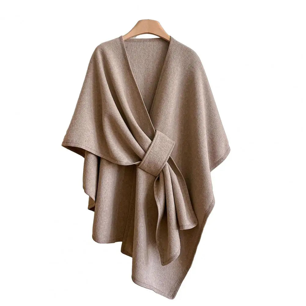 Le Châle Oniria en Taupe, sur un cintre