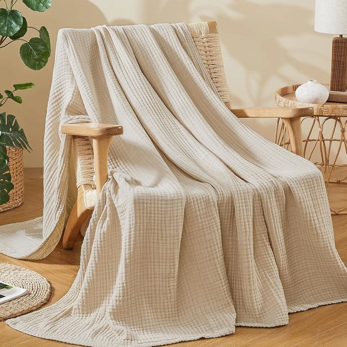 La Couverture Oniria en Sable sur un fauteuil