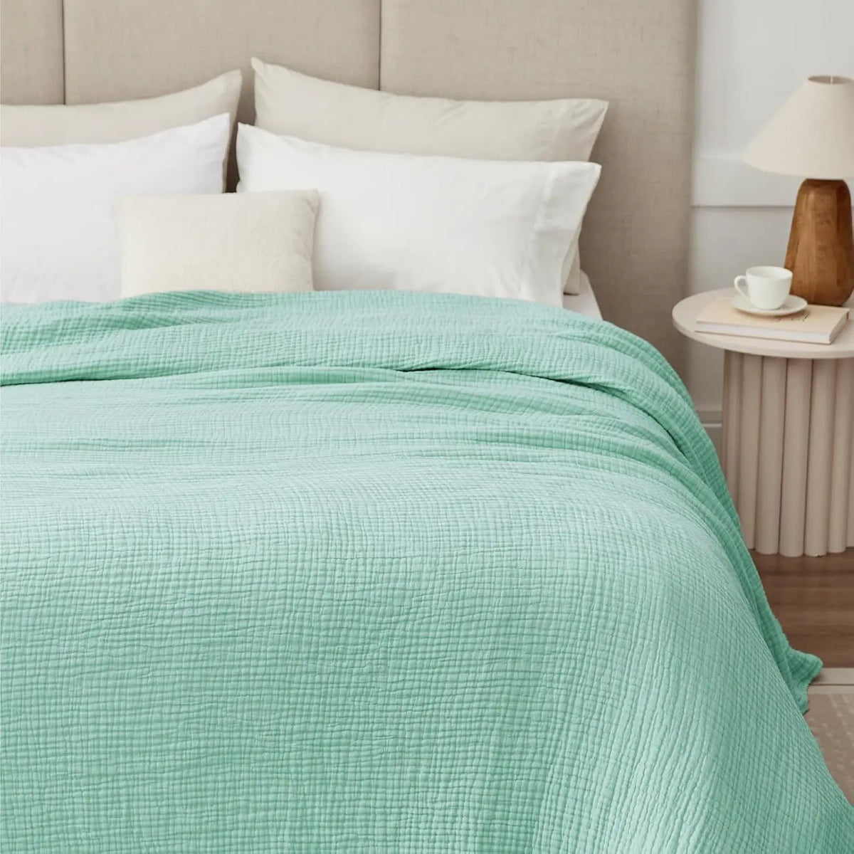 La Couverture Oniria en Menthe sur un lit