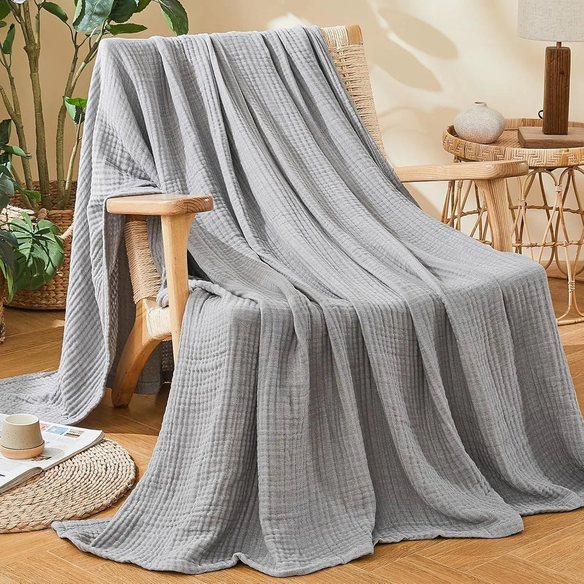 La Couverture Oniria en Perle sur un fauteuil