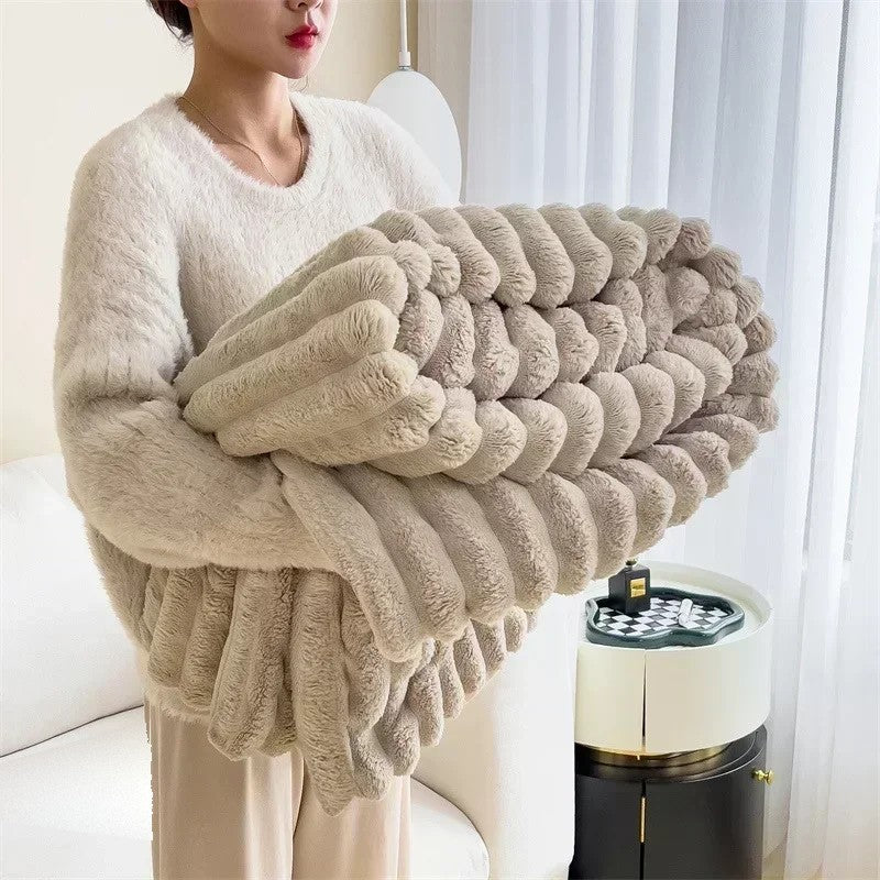Le Plaid Oniria en Taupe, roulé dans les bras